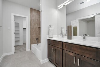 9806 Nedwald St in Houston, TX - Building Photo - Building Photo