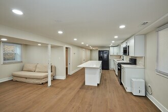 5018 W Pensacola Ave in Chicago, IL - Foto de edificio - Building Photo