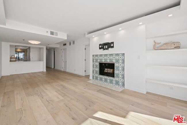 2920 Neilson Way in Santa Monica, CA - Building Photo - Building Photo