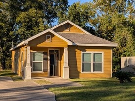 405 E Simmons Ave in Beaumont, TX - Building Photo