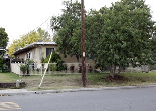 921-929 W 15th Ave in Escondido, CA - Foto de edificio - Building Photo