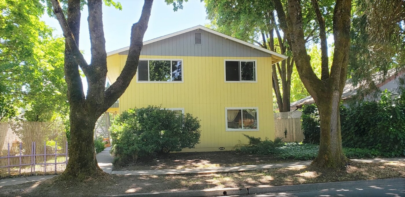 313 SE J St in Grants Pass, OR - Building Photo