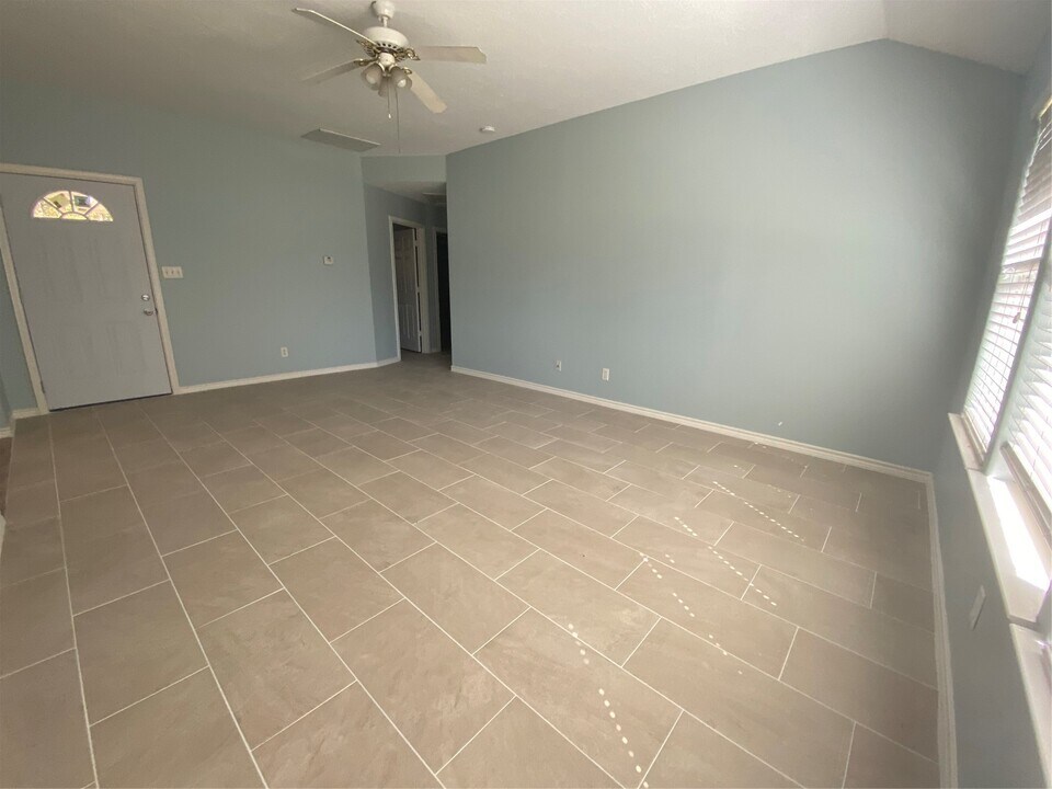 10662 Royal York Dr in Conroe, TX - Foto de edificio