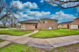 5200 Madison St in Skokie, IL - Building Photo - Building Photo