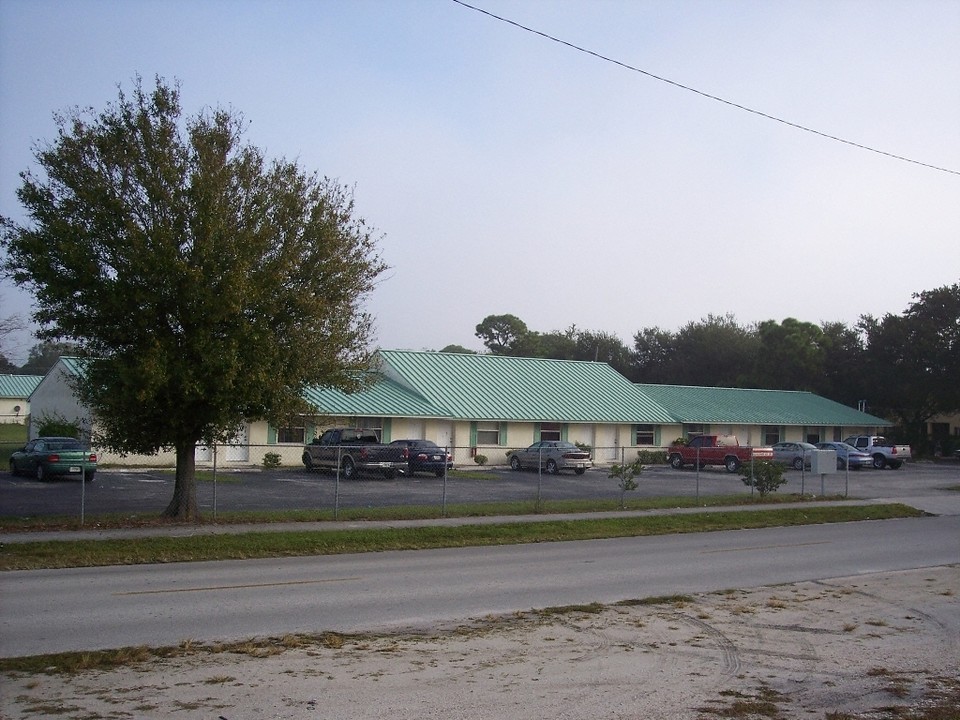 Center Apartments in Fort Pierce, FL - Foto de edificio