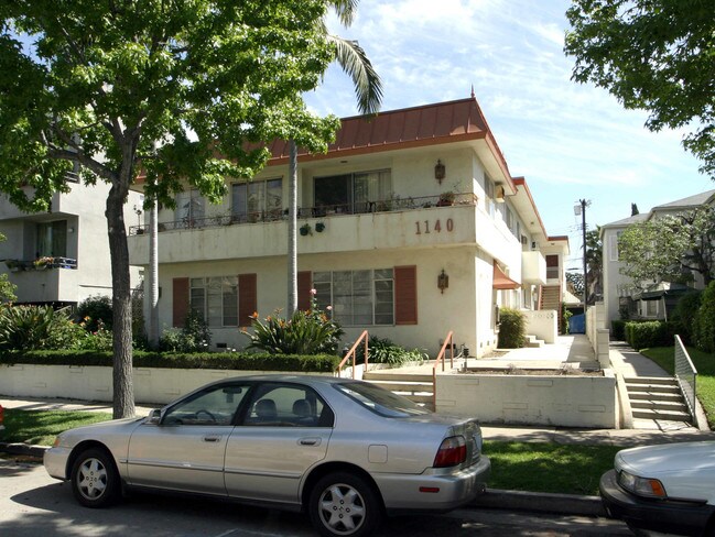 1140 Rexford Dr in Los Angeles, CA - Building Photo - Building Photo