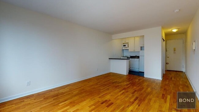 1661 York Ave in New York, NY - Building Photo - Building Photo