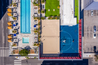 AVEN Apartments in Los Angeles, CA - Foto de edificio - Building Photo