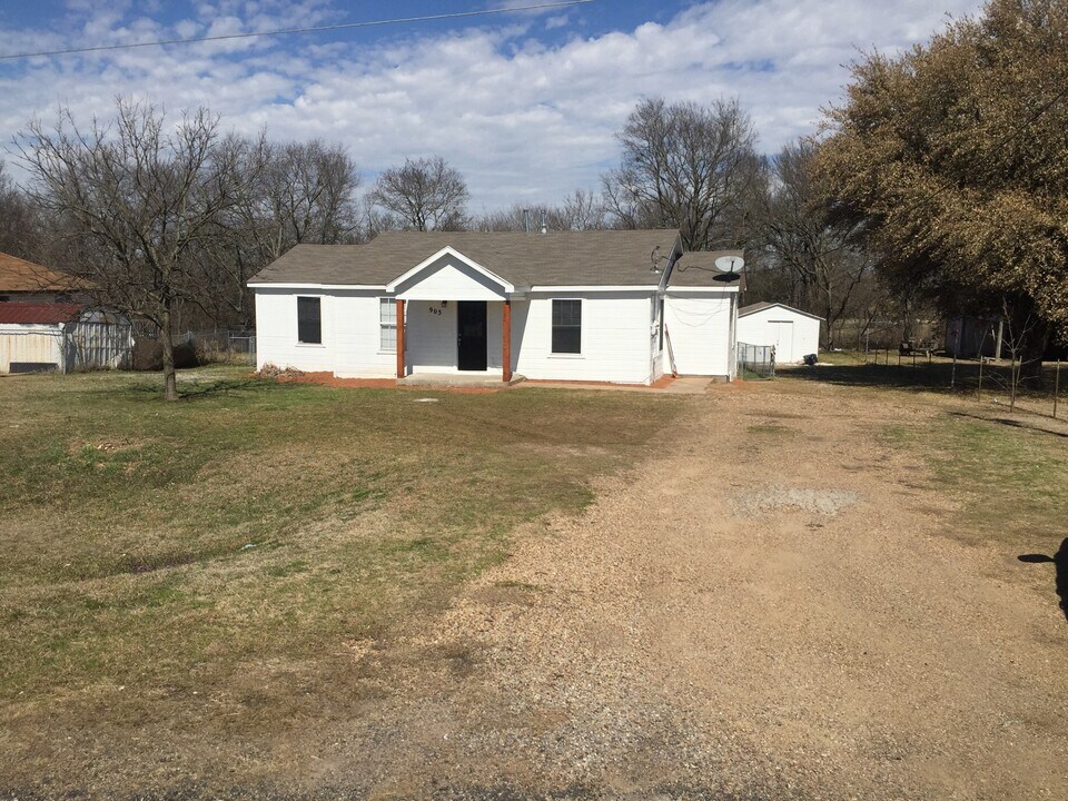 903 W Bells Blvd in Bells, TX - Building Photo