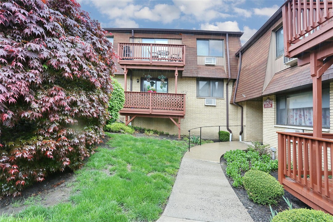 221 Richard Ct in Pomona, NY - Building Photo