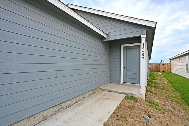 14609 Mudstone Pl in Elmendorf, TX - Building Photo - Building Photo