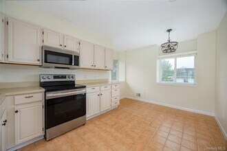 54 Bennett Common Way in Millbrook, NY - Building Photo - Building Photo