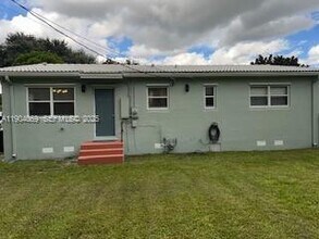 6300 NW 37th Terrace in Virginia Gardens, FL - Foto de edificio - Building Photo