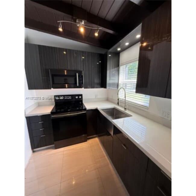 4910 SW 98th Avenue Rd in Miami, FL - Foto de edificio - Building Photo