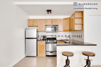 302 8th Ave in New York, NY - Building Photo - Building Photo