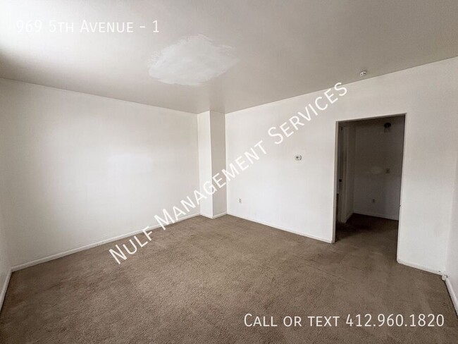 969 5th Ave-Unit -1 in East Mckeesport, PA - Foto de edificio - Building Photo