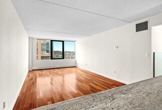 4 Martine Ave in White Plains, NY - Building Photo - Building Photo