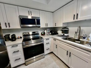 2033 SE 10th Ave in Fort Lauderdale, FL - Building Photo - Building Photo