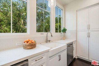 6241 Crescent Park W in Los Angeles, CA - Building Photo - Building Photo