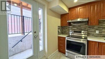 140 Queen Mary Dr in Brampton, ON - Building Photo