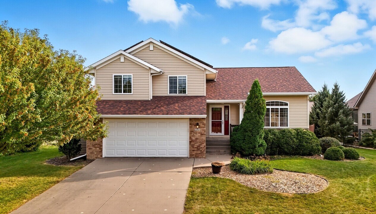 235 Lockmoor Ave in North Liberty, IA - Foto de edificio