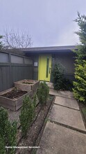 7325-7327 NE Halsey St in Portland, OR - Building Photo - Building Photo