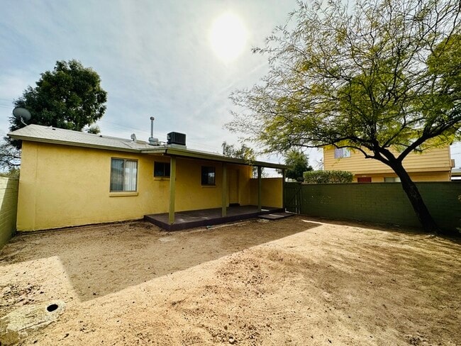 1645 E Hedrick Dr in Tucson, AZ - Foto de edificio - Building Photo