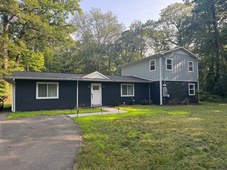 57 Lovers Ln in Monroe, CT - Building Photo