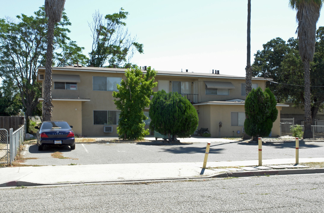 425 3rd Ave in Oakdale, CA - Foto de edificio