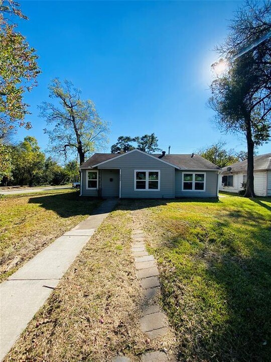 5862 Southville St Photo