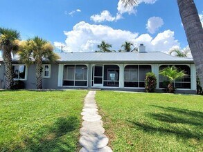 2421 W Marion Ave in Punta Gorda, FL - Foto de edificio - Building Photo
