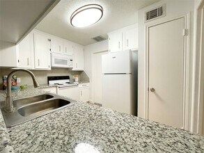 13716 Hollowgreen Dr in Houston, TX - Building Photo - Building Photo