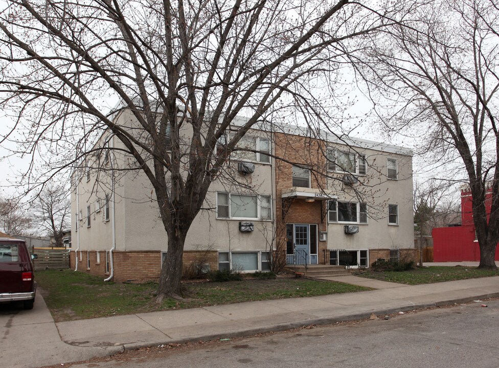 2424 4th St NE in Minneapolis, MN - Building Photo