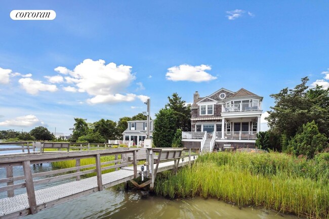 34 E Beach Dr in Southampton, NY - Foto de edificio - Building Photo