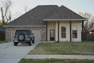 223 St Edmunds Wy in Bossier City, LA - Building Photo