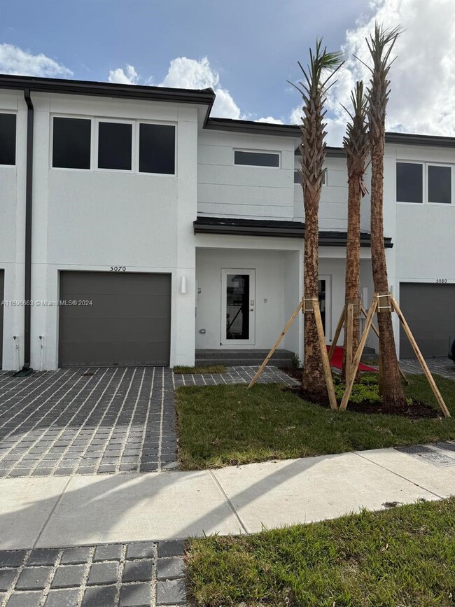 5070 SW 37th St in West Park, FL - Foto de edificio - Building Photo