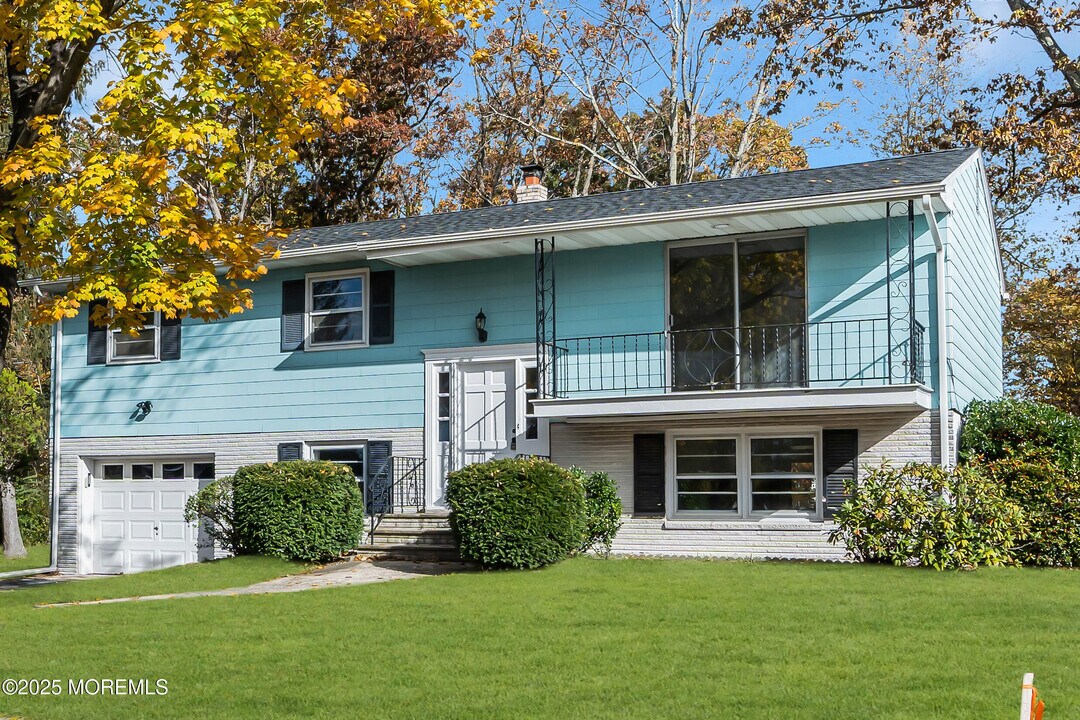 16 Burdge Dr in Howell, NJ - Building Photo