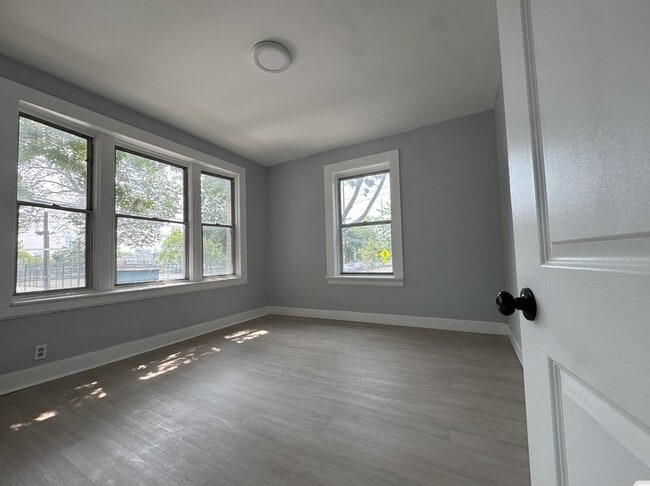 121 Manhattan Ave, Unit 3 in Jersey City, NJ - Foto de edificio - Building Photo