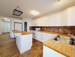 163 Cote Crescent NW in Edmonton, AB - Building Photo - Building Photo