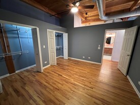 2806 N Oakley Ave, Unit 408 in Chicago, IL - Building Photo - Building Photo