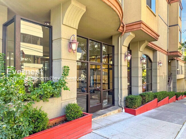 133 Queen Anne Ave N in Seattle, WA - Building Photo - Building Photo