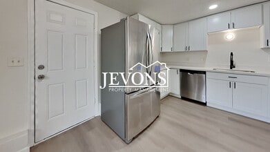 10427 Aqua Way S-Unit -10427 in Seattle, WA - Building Photo - Building Photo