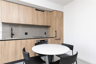 121 NE 5th St in Miami, FL - Building Photo - Building Photo