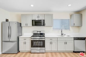 845 N Hagar St in San Fernando, CA - Building Photo - Building Photo