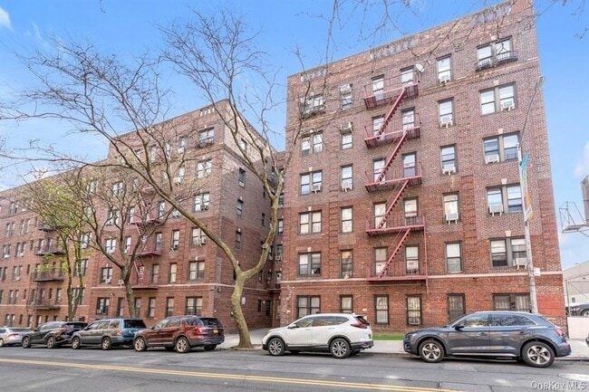 43-33 48th St, Unit 1A in Queens, NY - Foto de edificio - Building Photo