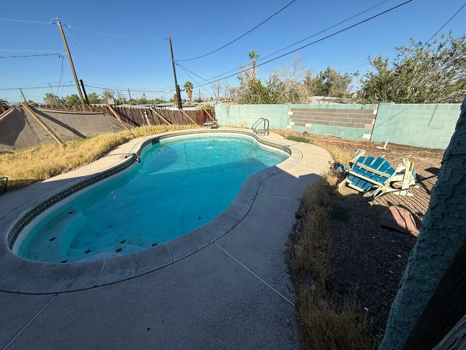 1332 Pyramid Cir in Las Vegas, NV - Building Photo