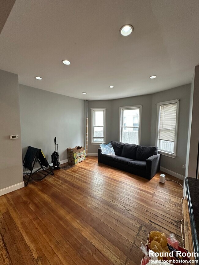 8 Montfern Ave, Unit 8