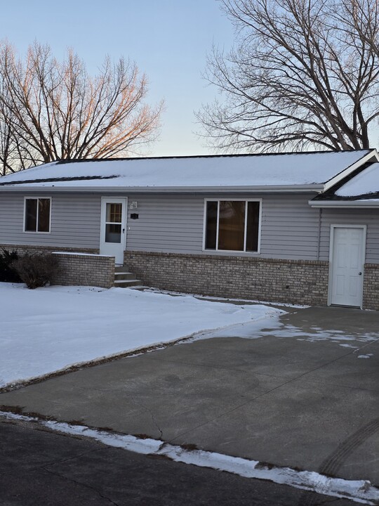 1518 Elmwood Ave in Milbank, SD - Building Photo