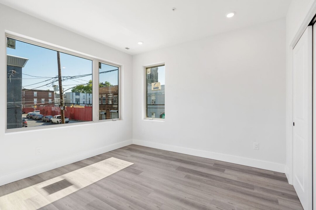 2061 N 62nd St in Philadelphia, PA - Building Photo