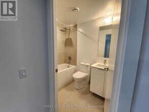 8 Wellesley St W in Toronto, ON - Building Photo - Building Photo